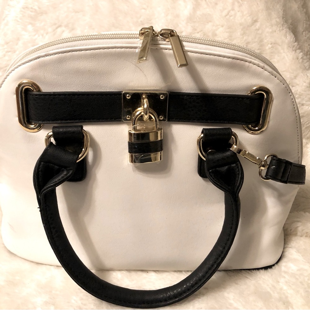 🌺BUNDLE 3/$15Black/White Handbag